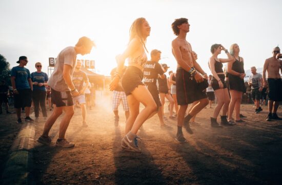 Menschen tanzen den Square Dance zur Country Musik